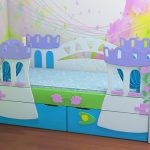 سرير مع الجانبين والأدراج