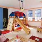 السرير مع تل الخشب