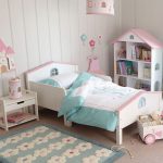 سرير الأطفال مع الجانبين