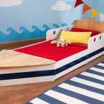 سرير اطفال مع تصميم جانبي