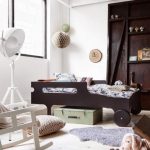 سرير للأطفال مع جوانب من الخشب