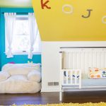 سرير الأطفال مع الجانبين في الداخل