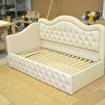 أريكة الأطفال مع أزرار