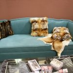 أريكة الفيروز في الغرفة