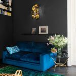 أريكة فيروزي في غرفة معيشة صغيرة