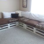 أريكة من المنصات