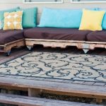 أريكة من المنصات إلى الكوخ