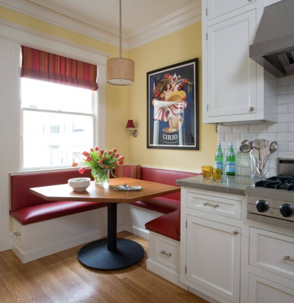 أريكة في المطبخ