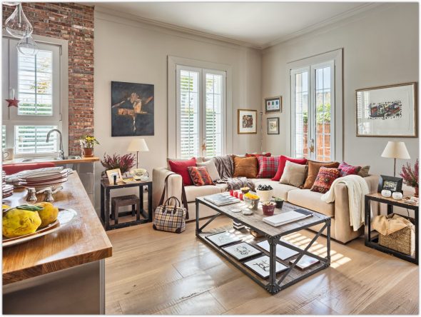 أريكة في المطبخ مع الوسائد