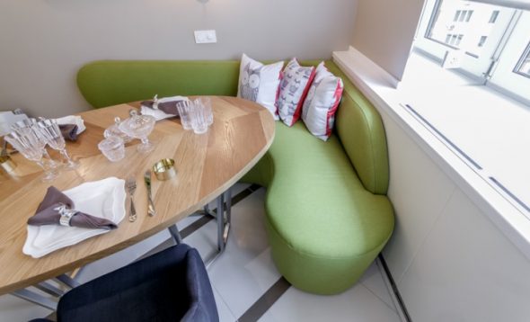 أريكة خضراء في المطبخ