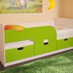 السرير أخضر مع جانب