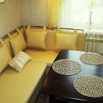 الأريكة في المطبخ باللون الأصفر