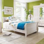 غرفة نوم مشرقة في المناطق الداخلية الخضراء الفاتحة