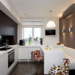 أريكة بيضاء في المطبخ