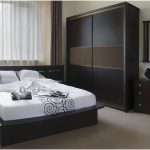 سرير مزدوج في الظلام الداخلية