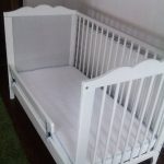 سرير مع الجانب