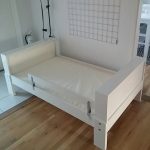 سرير مع الجانبين الأبيض