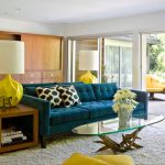 أريكة الفيروز في المناطق الداخلية من غرفة المعيشة