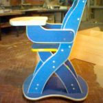 يرصد هذا كرسي الطفل من اللوح تقليم