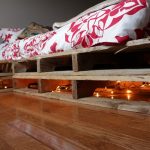 السرير من المنصات مع الضوء