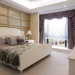 سرير مزدوج في غرفة النوم الكبيرة