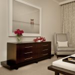 خزانة ذات أدراج خشبية