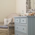 خزانة ذات أدراج في الداخل