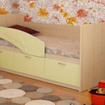 الدلفين السرير الأصفر