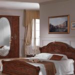 سرير خشبي مزدوج