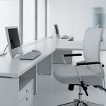 كرسي الكمبيوتر الأبيض