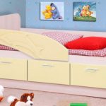 السرير مع الجانب في الداخل