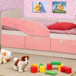 الدلفين السرير الوردي