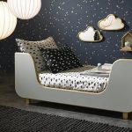 سرير سرير في غرفة النوم