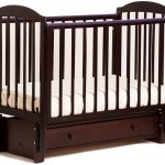 سرير الخشب الداكن