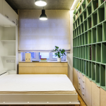 خزانة السرير في غرفة صغيرة