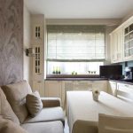 مطبخ صغير مع أريكة
