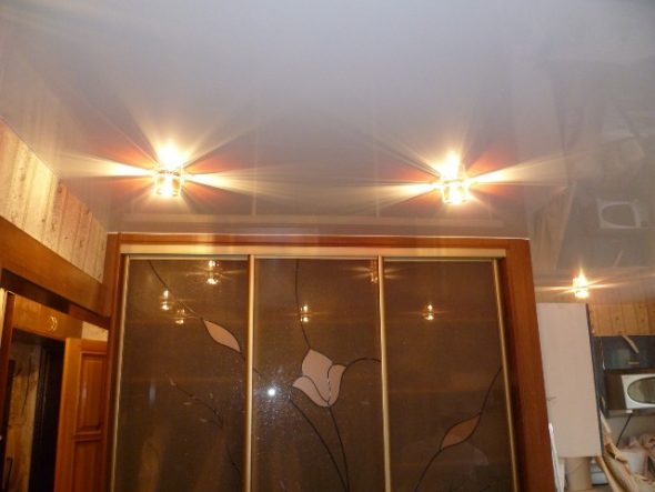 خزانة ملابس مع سقف تمتد