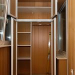 خزانة متعددة الوظائف على الشرفة