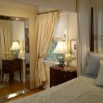 مرآة أرضية في غرفة النوم