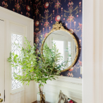 مرآة مستديرة في الرواق