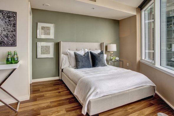 سرير مزدوج في غرفة النوم