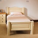 سرير واحد ايكيا في الداخل