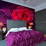 زخرفة الجدار على رأس السرير في غرفة النوم