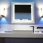 مرآة الحمام في الحمام