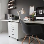 مكتب الكتابة لأطفال المدارس في الغرفة