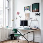 مكتب الكتابة من النافذة