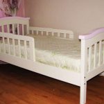 السرير في سن المراهقة مع الجانب