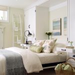 سرير قابل للطي في خزانة بيضاء