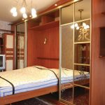 سرير قابلة للطي في الغرفة