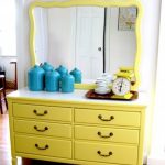 خزانة ذات أدراج صفراء